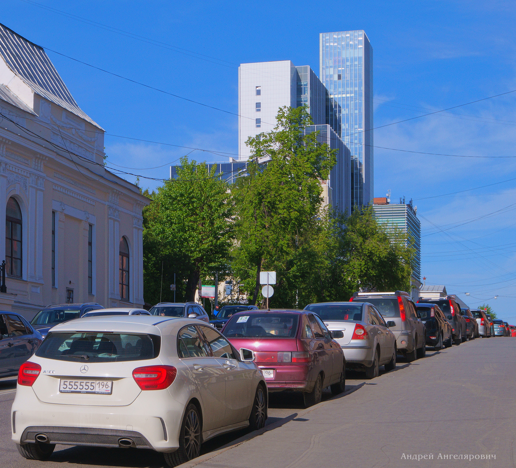 В тесноте, да не в обиде Екатеринбург улица вечер весна май