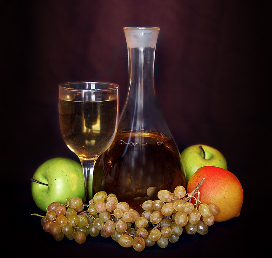 Учебный натюрморт с домашним вином графин фужер яблоко виноград вино