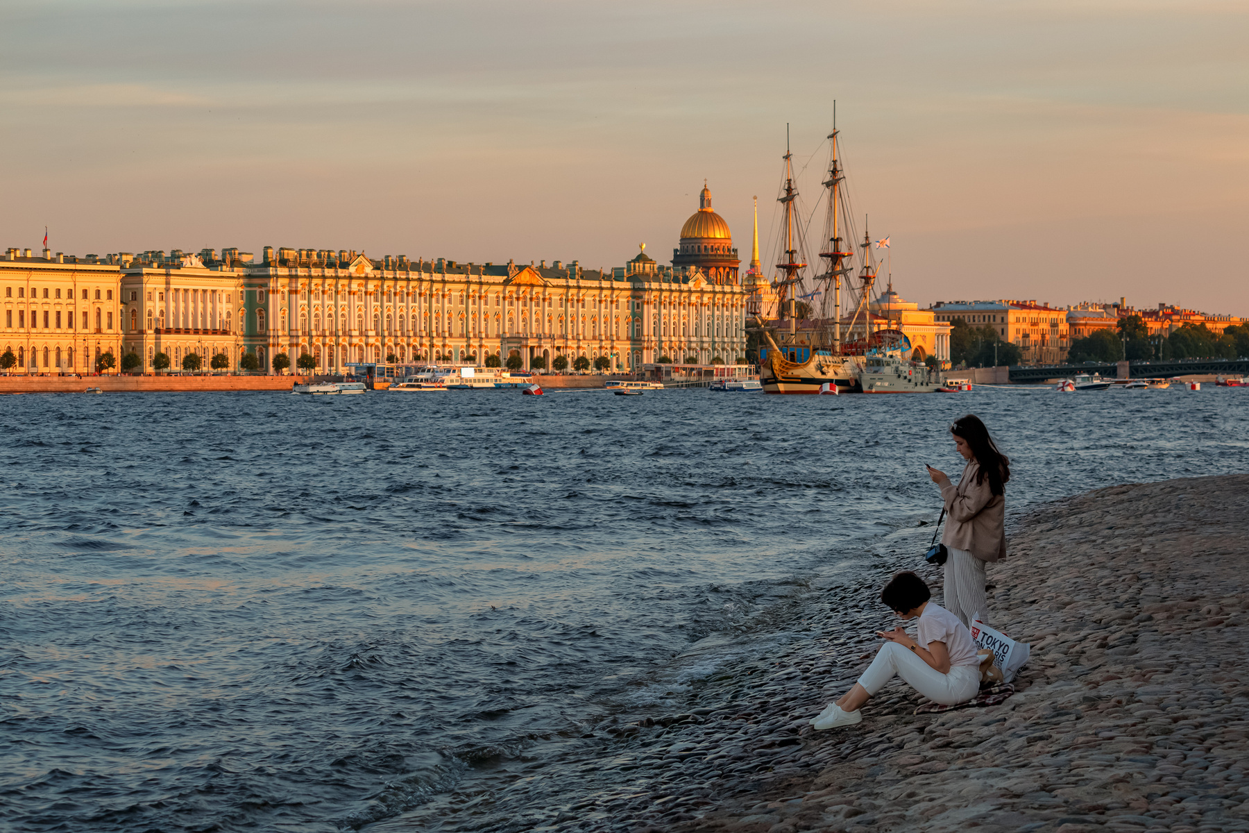 Июльский летний вечер Санкт-Петербург вечер река девушки парусник Нева берег