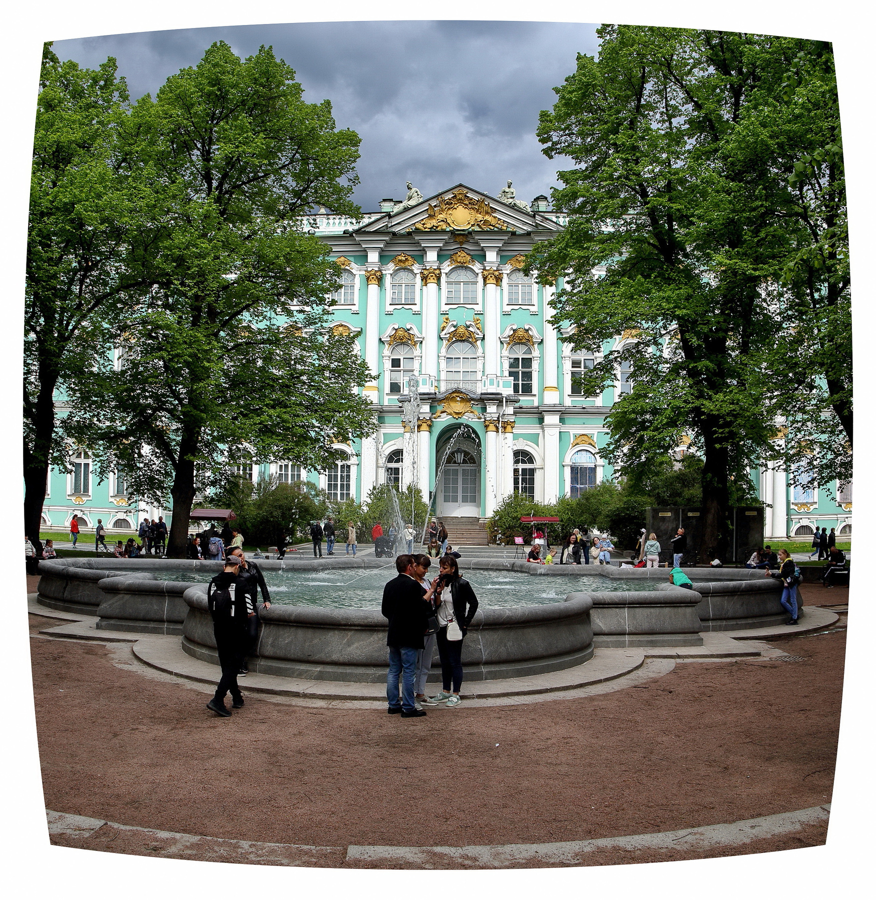 У фонтана Санкт-Петербург День города