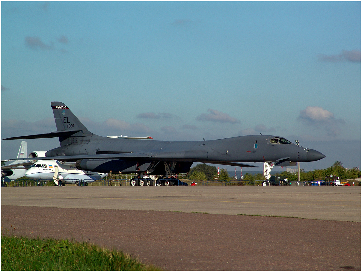 *** B-1B авиация самолет США стоянка Жуковский МАКС-2005