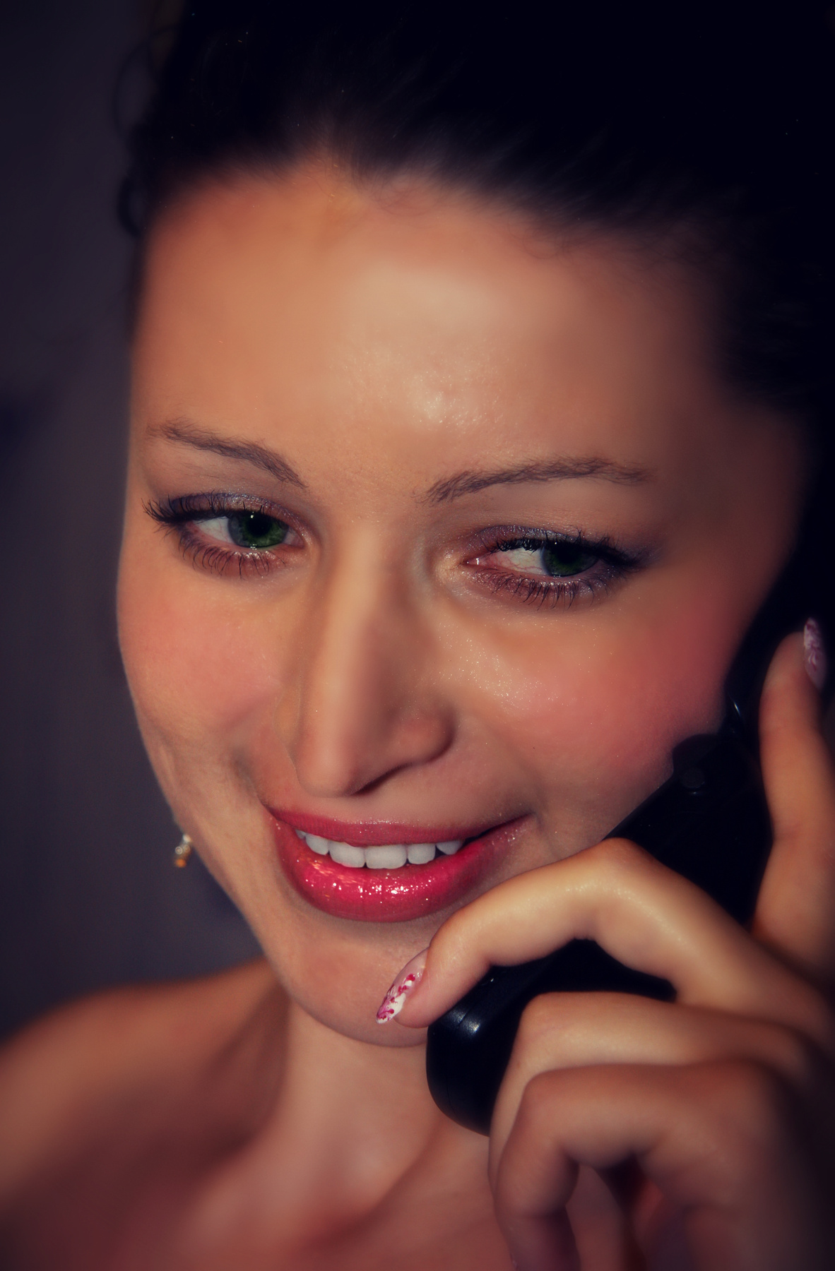 Счастливая невеста макияж телефон красивая девушка брюнетка