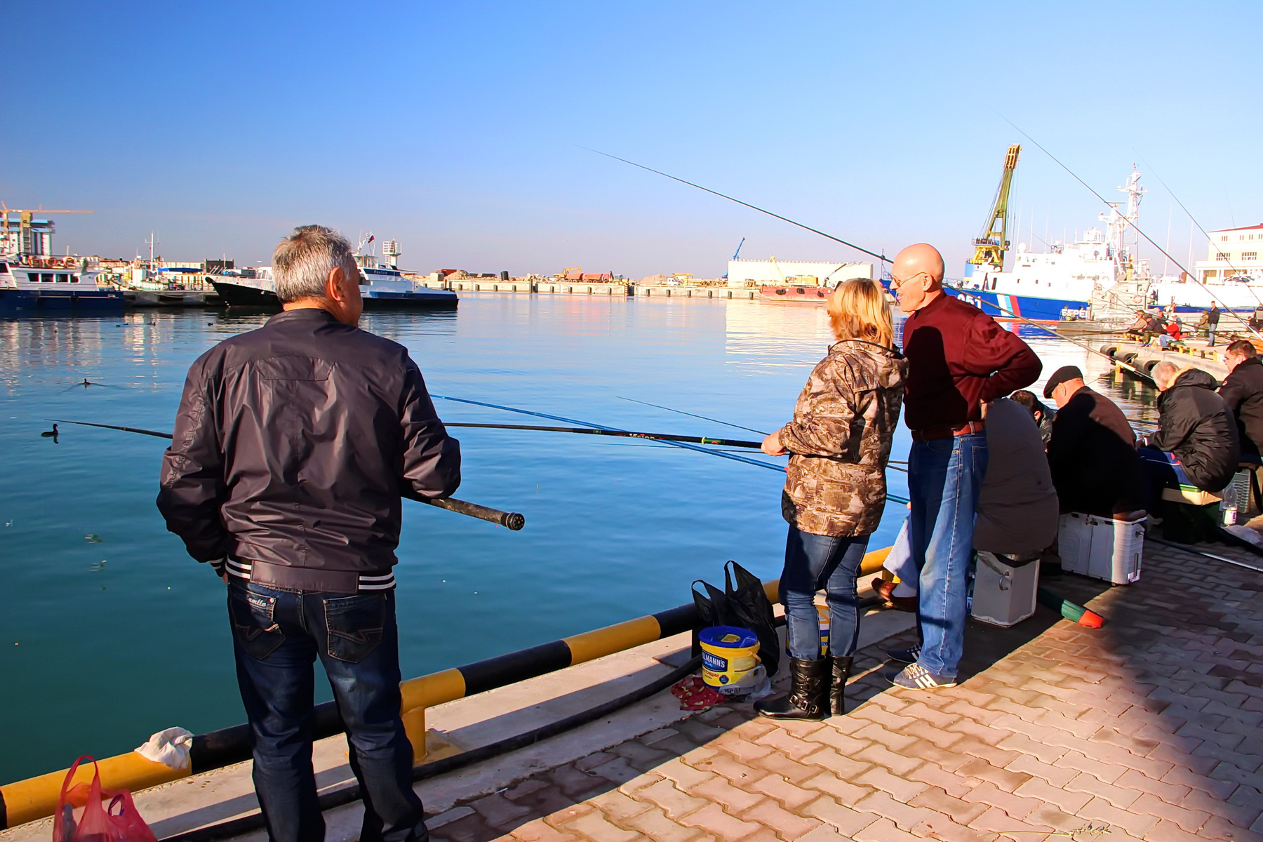 Рыбаки в Сочинском порту Сочи порт рыбаки hobavol
