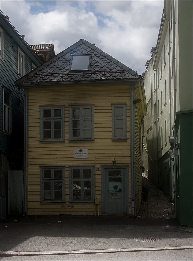 В тесных объятиях норвегия берген дома деревянные_постройки теснота зажатость тень свет