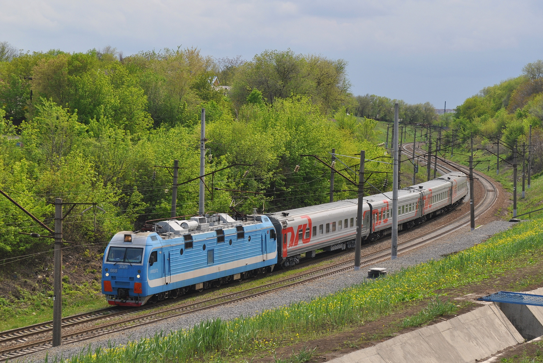 Короткий поезд в кривой Поезд весна Ростов