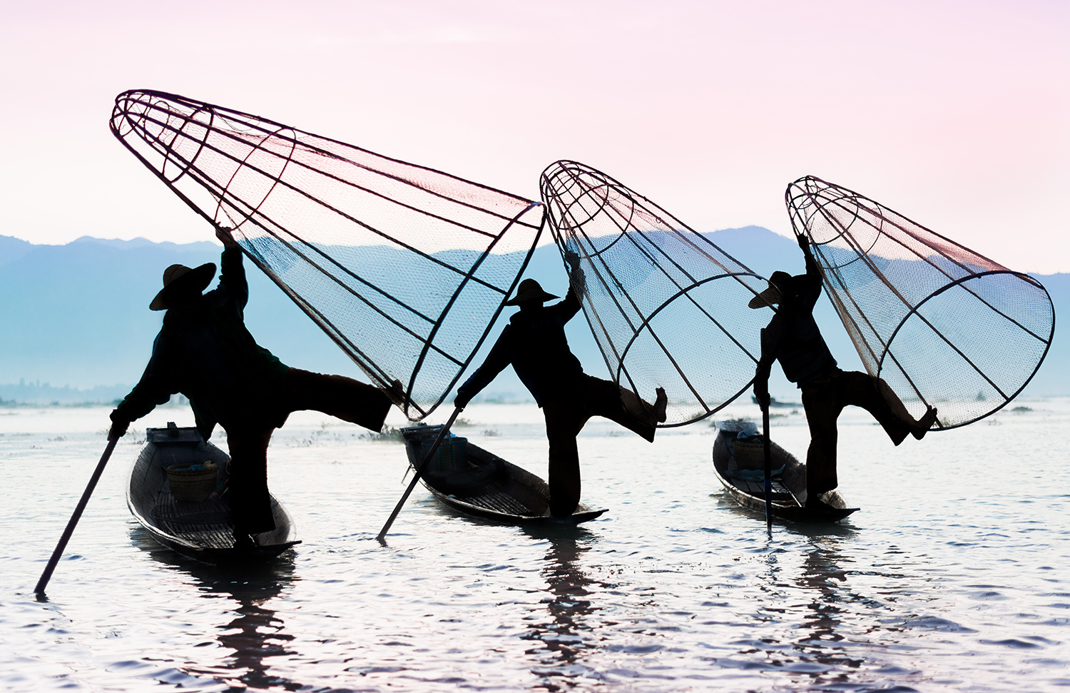 Танцы на воде инле озеро бирма мьянма рыбак утро рассвет
