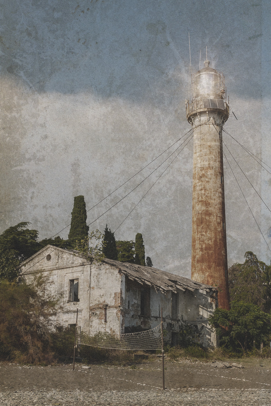 Старый маяк абхазия старый заброшенный ржавый сухумский маяк достопримечательность ветхий дом берег