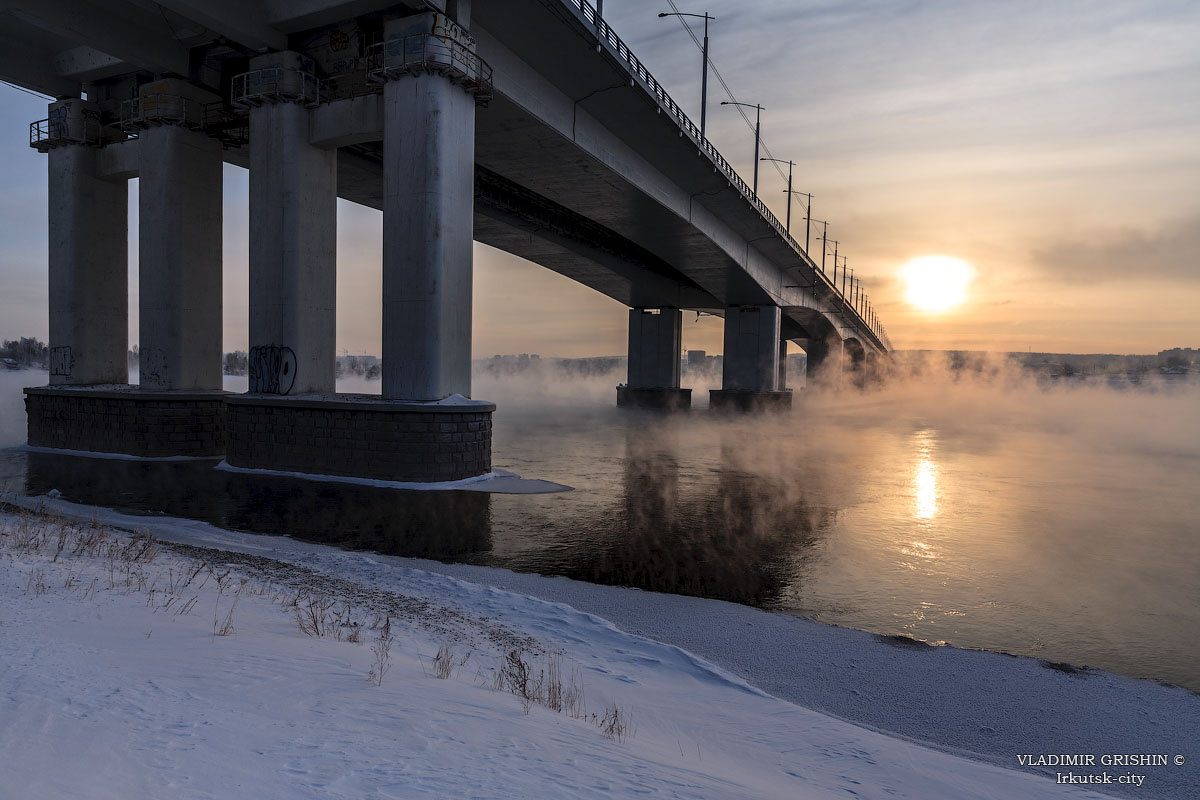 *** академические мост в Иркутске фотографии зимнего Иркутска пар на Ангаре холод