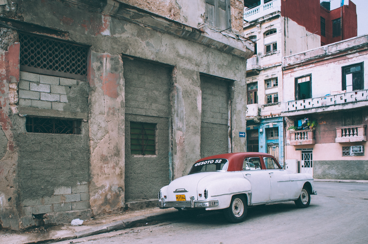 Низкие люди в желтых плащах Куба Гавана олдтаймер уличное фото