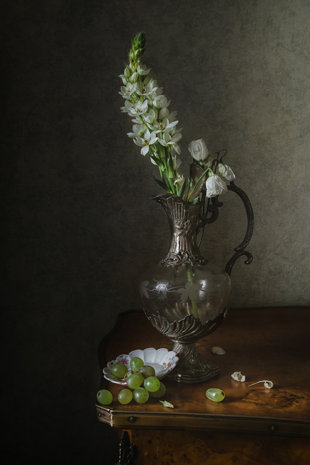 Белые цветы в кувшине и виноград натюрморт стекло кувшин цветы виноград