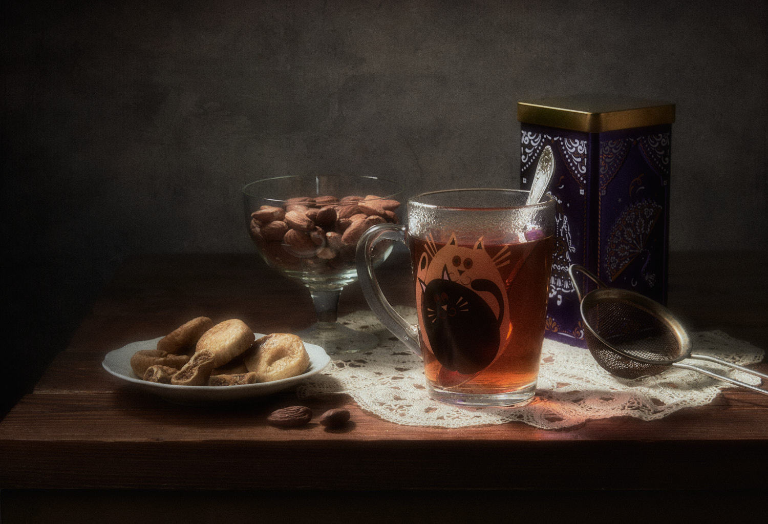 Чай с инжиром и миндалем натюрморт композиция постановка сцена плоды инжир чай напиток орехи