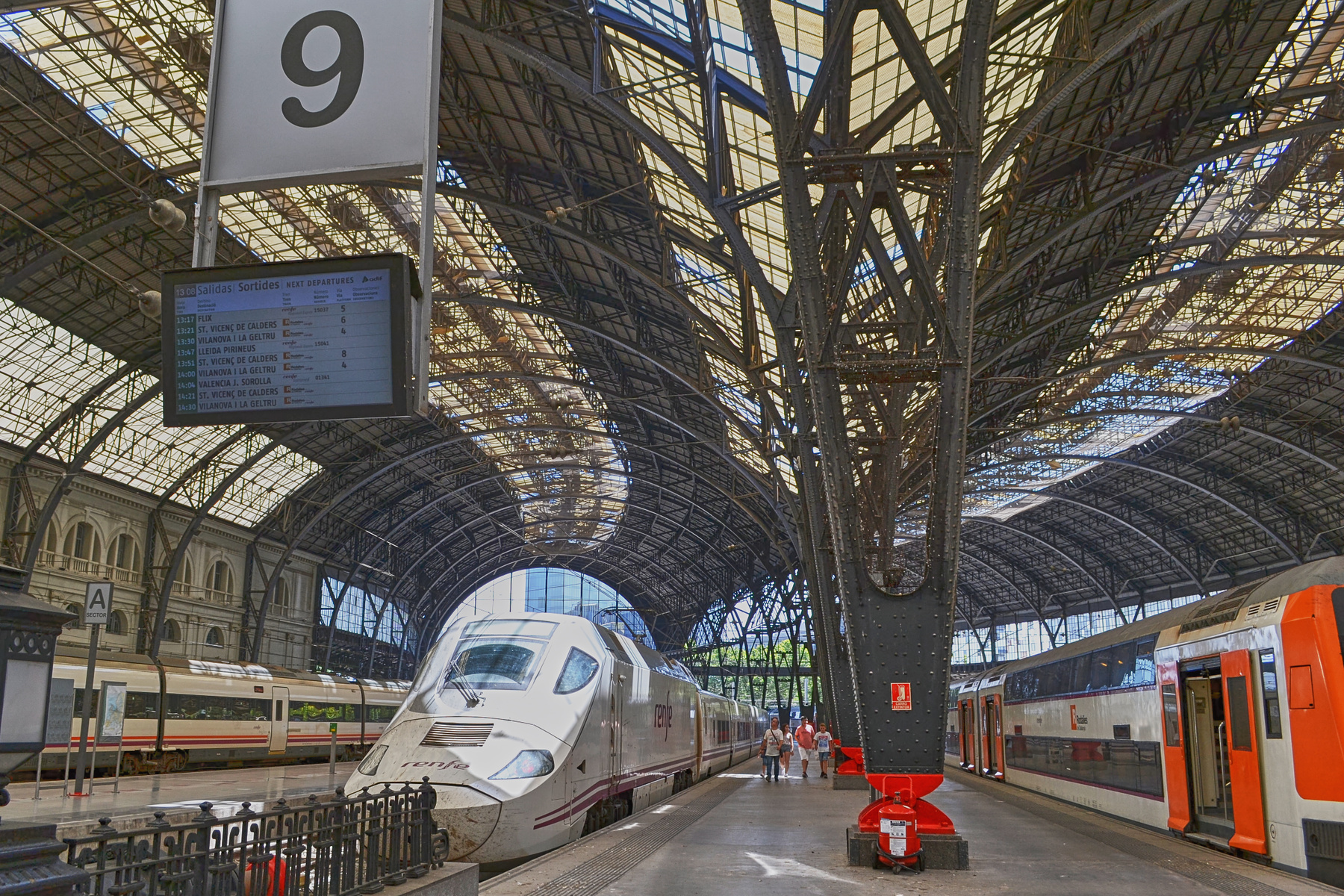 Французский вокзал в Барселоне. Барселона вокзал платформа поезда