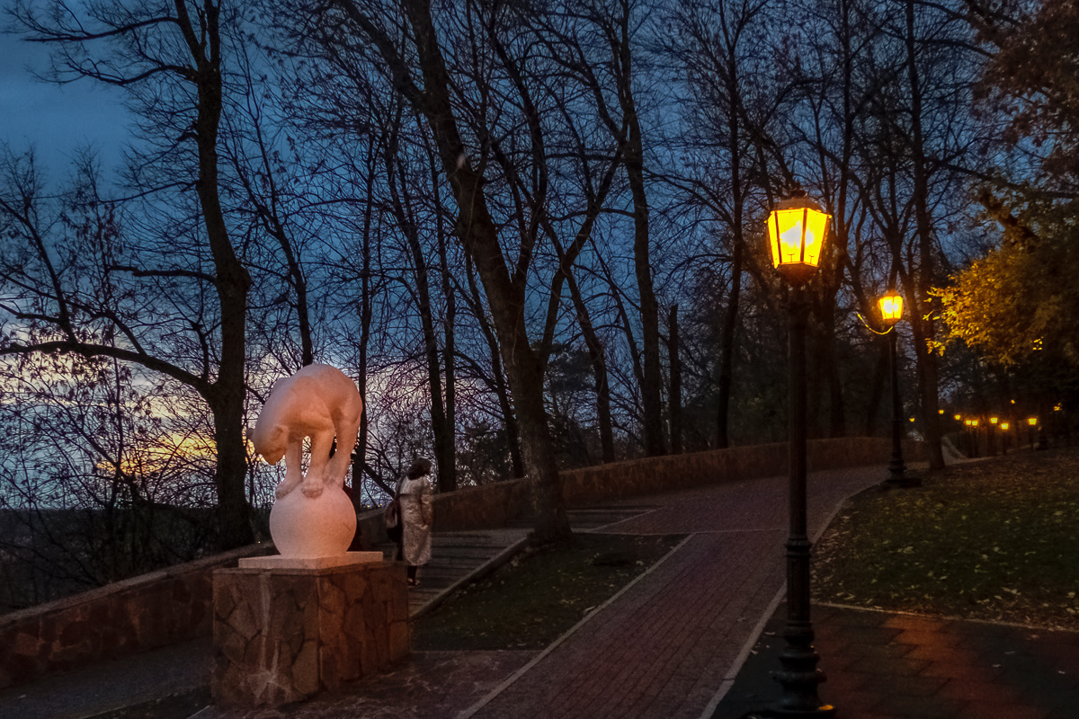 В парке ночном вечер закат скульптура парк