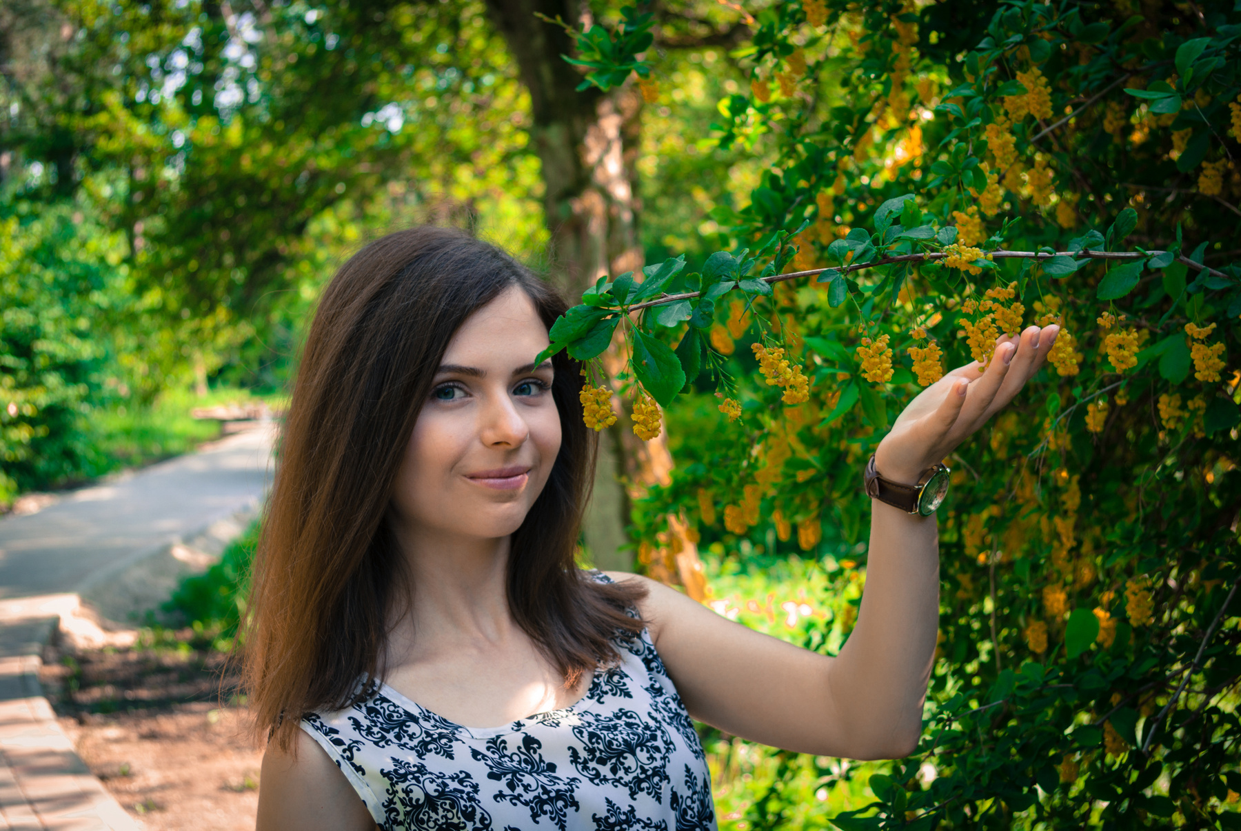 *** девушка ветка желтые грозди ботанический сад