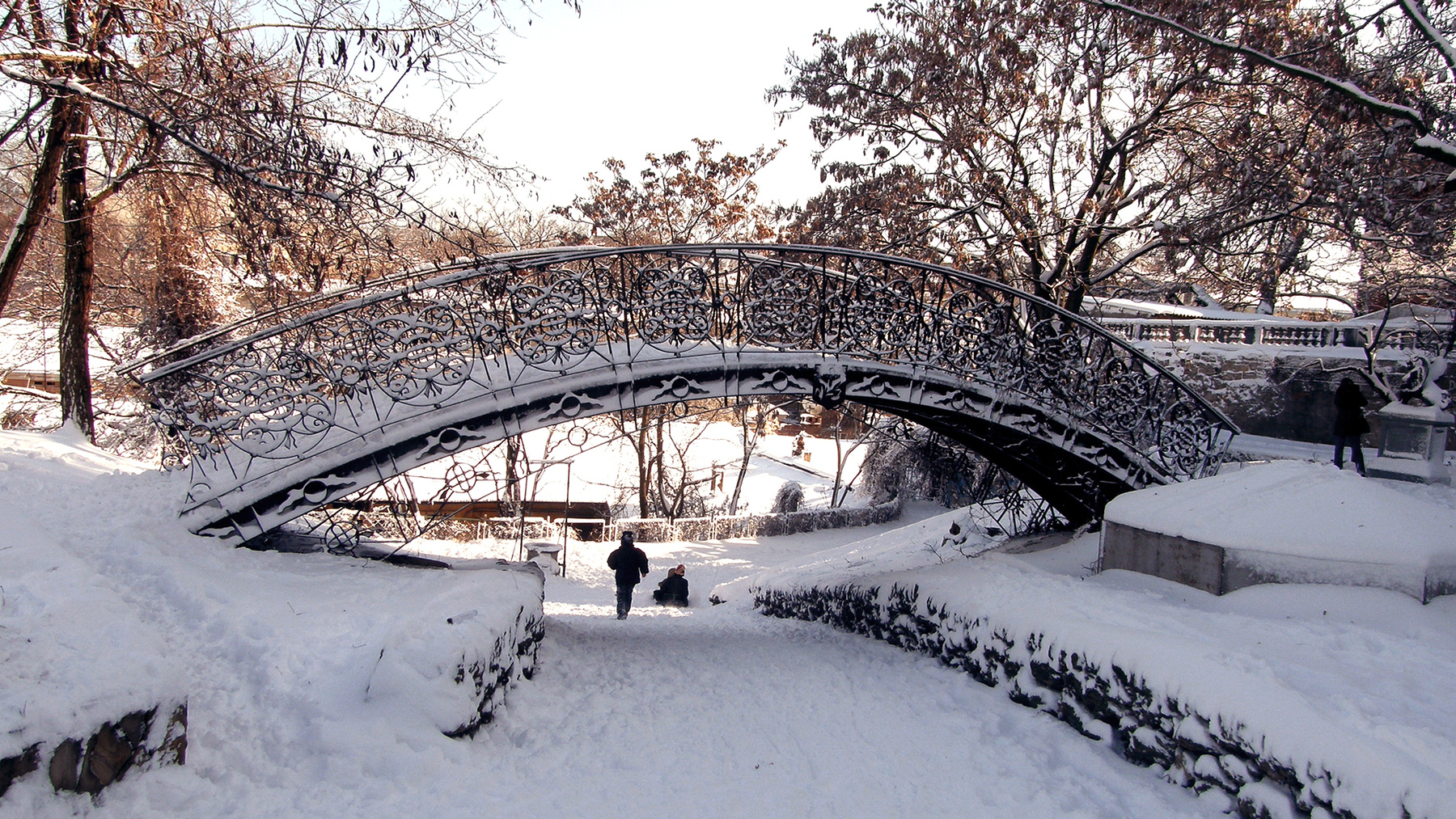 *** Уголок старой Одессы чугунный мостик зима снег солнце
