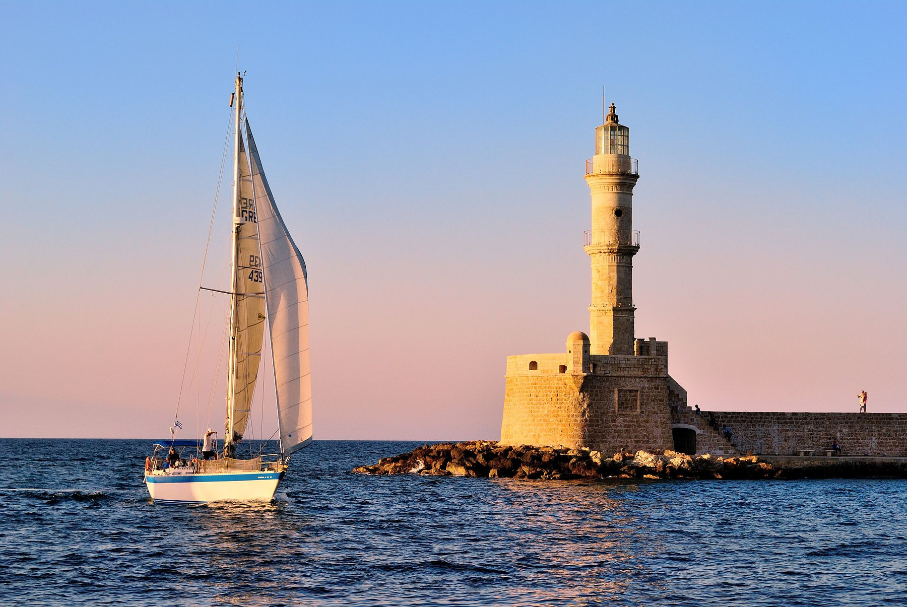 Старый маяк Маяк Крит Греция парусник корабль море