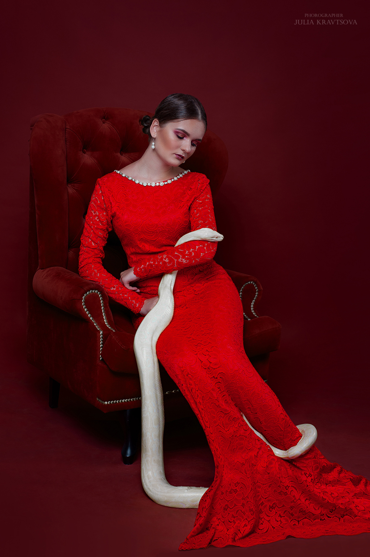 В холодных объятиях девушка красное платье питон белая змея