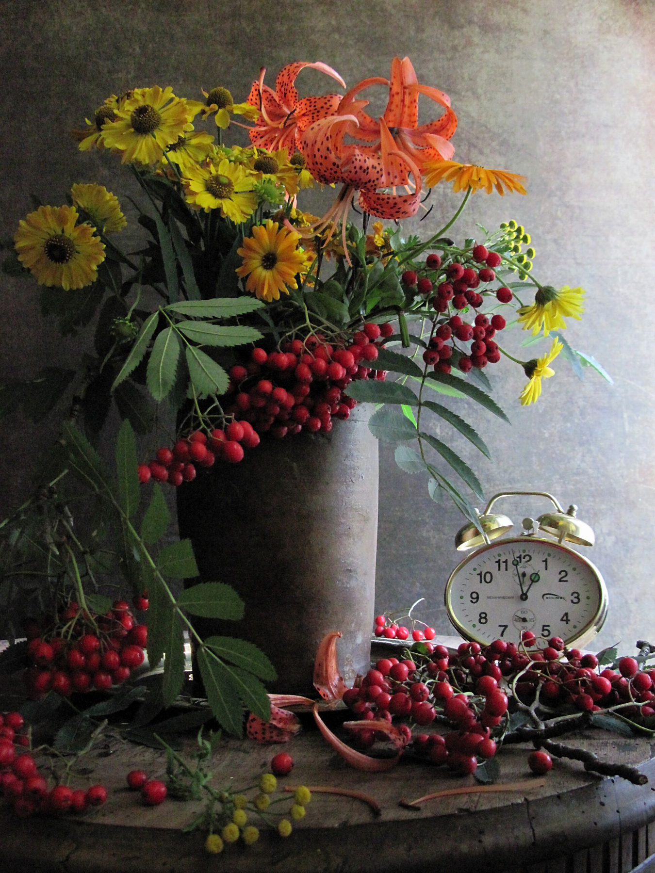 Мы гоним с усмешкою осень... Цветы букет натюрморт рябина тигровые лилии календула ноготки пижма часы будильник юрий визбор
