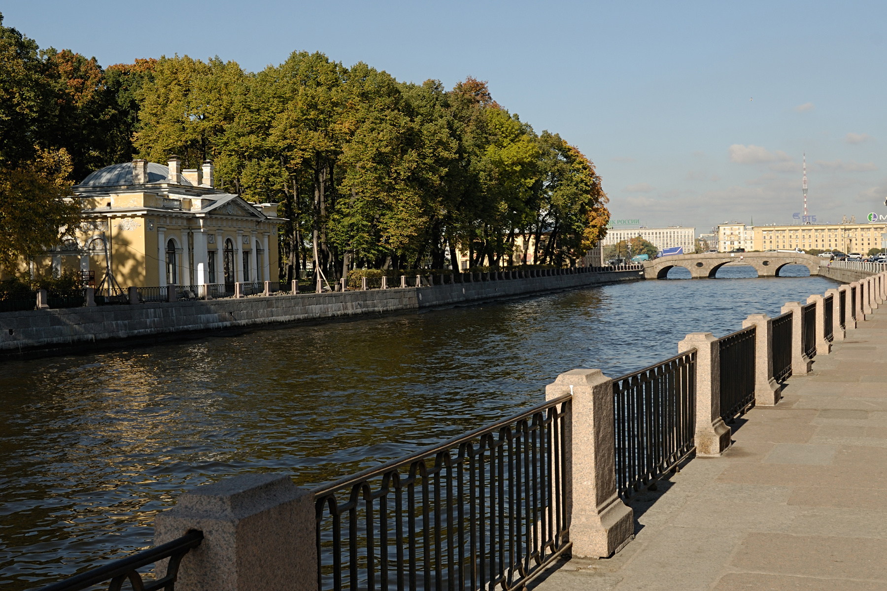 У Летнего сада Россия Санкт-Петербург Фонтанка Летний дворец Петра I осень город