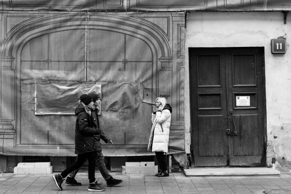 Из серии «Уличная экзистенция» улица город Россия люди стрит фото парни фотограф девушка курение пешеходы архитектура урбанистика дверь ремонт
