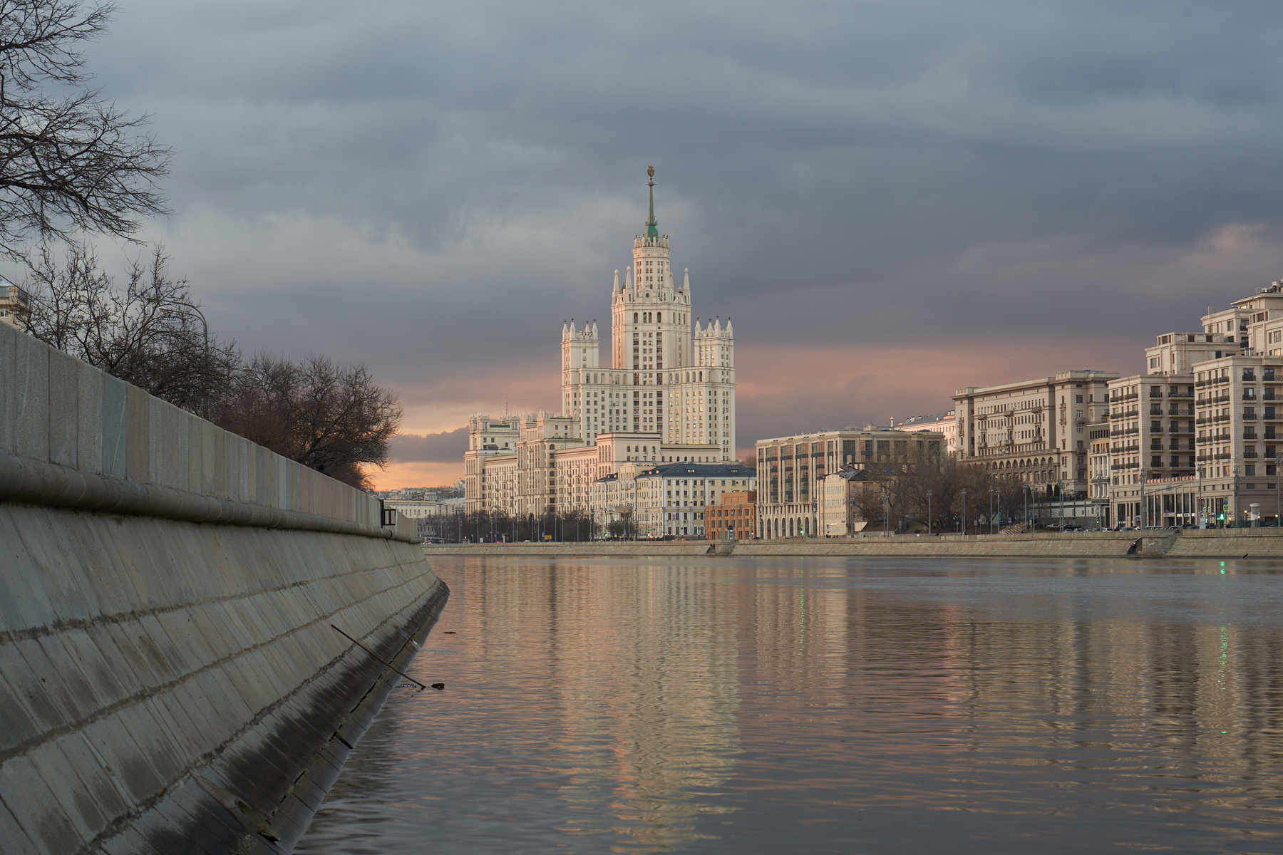 Очередной взгляд на Дом на Котельнической наберженой Москва Котельническая набережная река