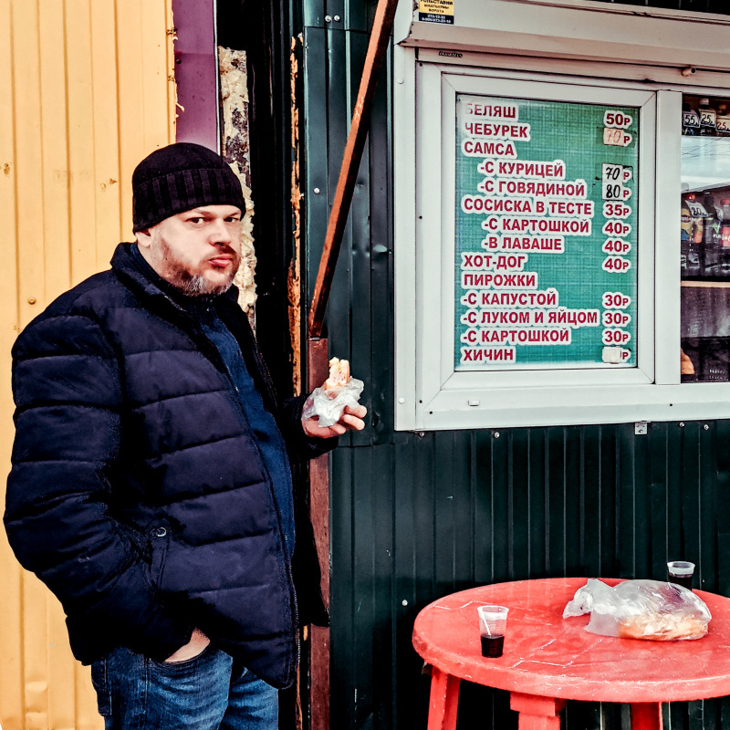 Пирожок Россия 2021 рынок базар покупки торговля стрит фото улица наблюдения жизнь мужчина еда фастфуд вкусно пирожок