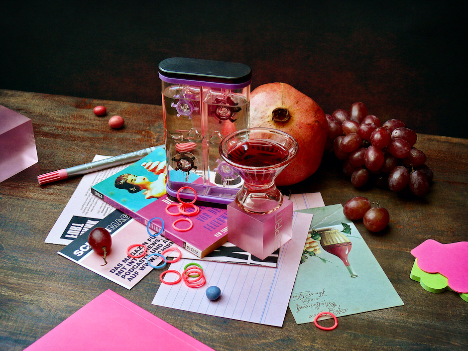 *** розовый натюрморт с розовыми предметами гранат виноград открытки