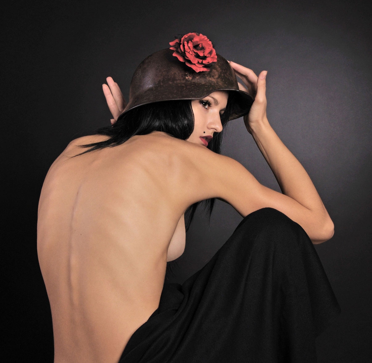 голая Дарья Сагалова в каске на эротической фотографии
