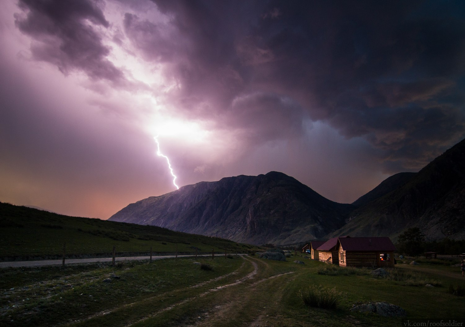 Алтайская гроза Алтай пейзаж Россия природа скала камень горы гроза небо молния дождь ливень ночь