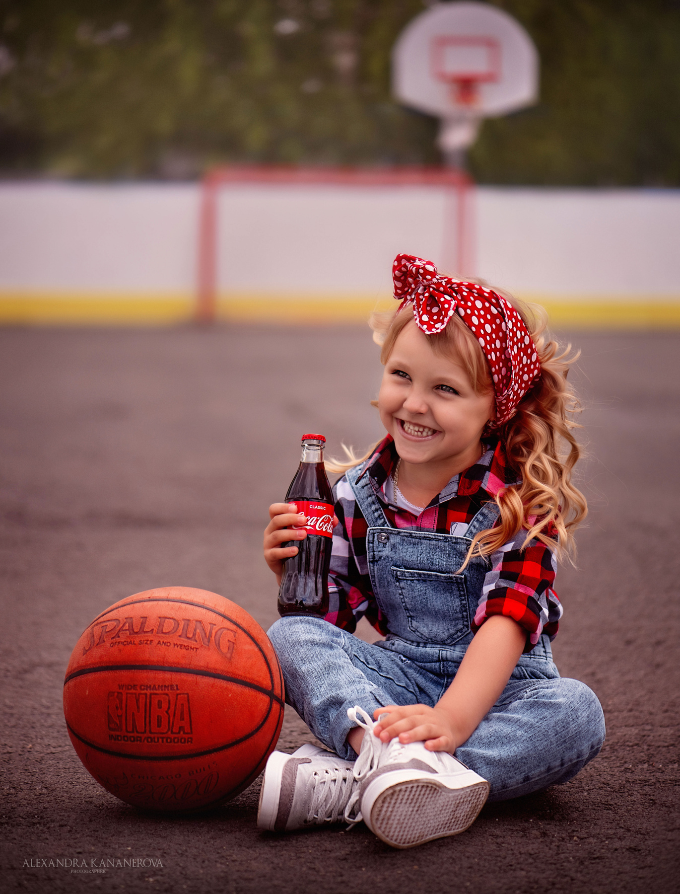 Девочка на баскетбольной площадке Девочка баскетбол мяч портрет америка pin up American