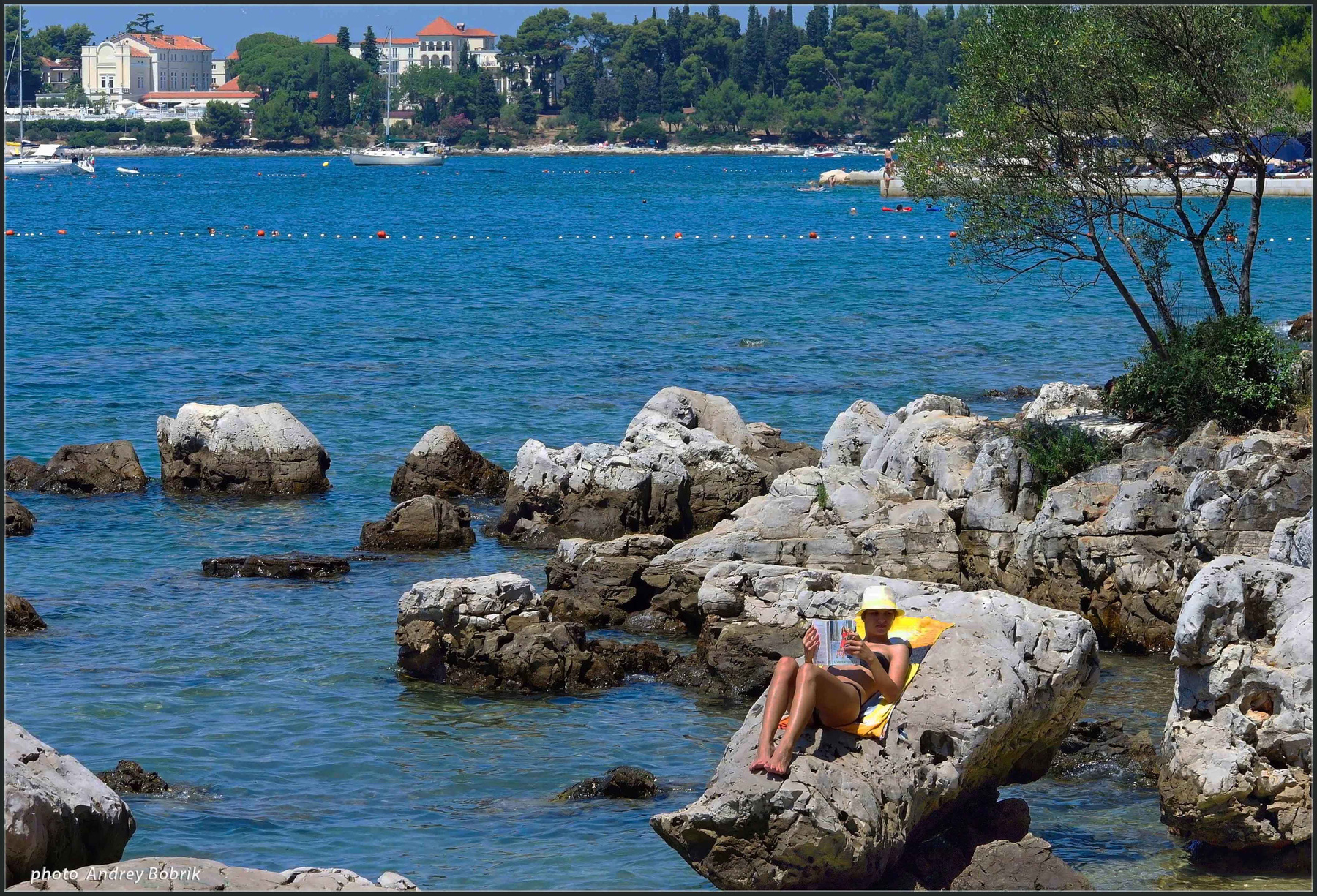 Уединение Хорватия Ровинь море камни девушка уединение