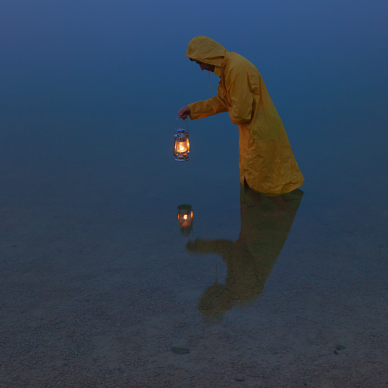 Поиски себя керосиновая лампа озеро желтый дождевик