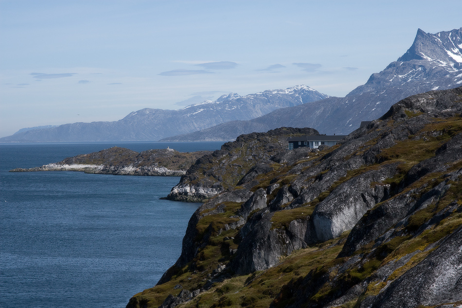 Рельеф береговой линии гренландия море берег маяк горы снег мох дом 