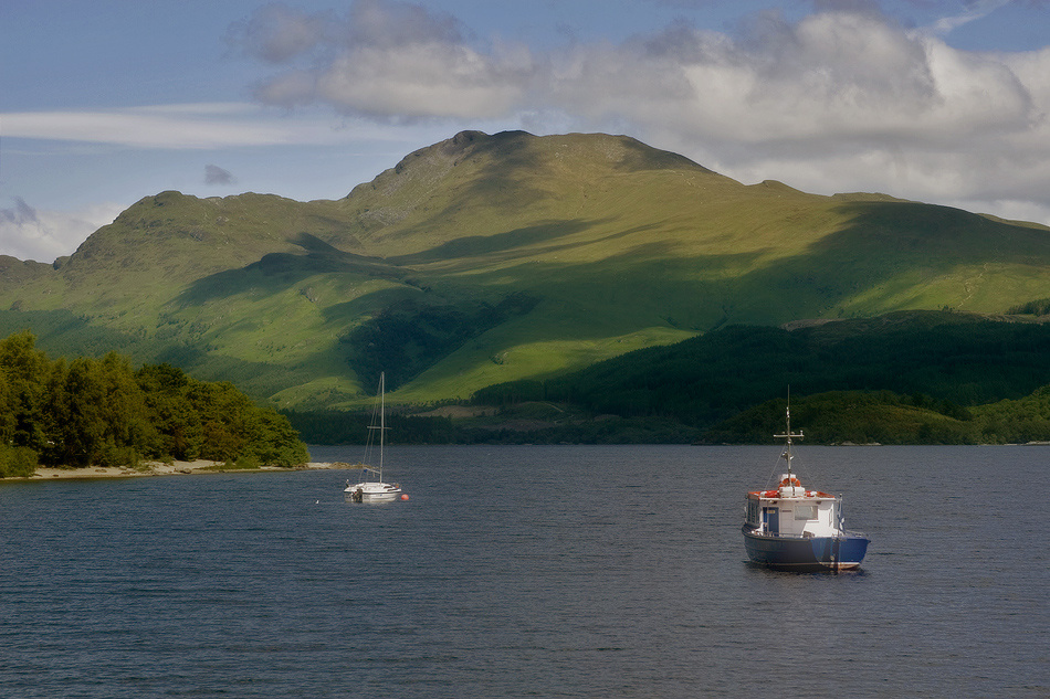 Ещё  раз  про  Лох  Ломонд шотландия  лох  ломонд  озеро  горы  облака  тени  яхта  катер