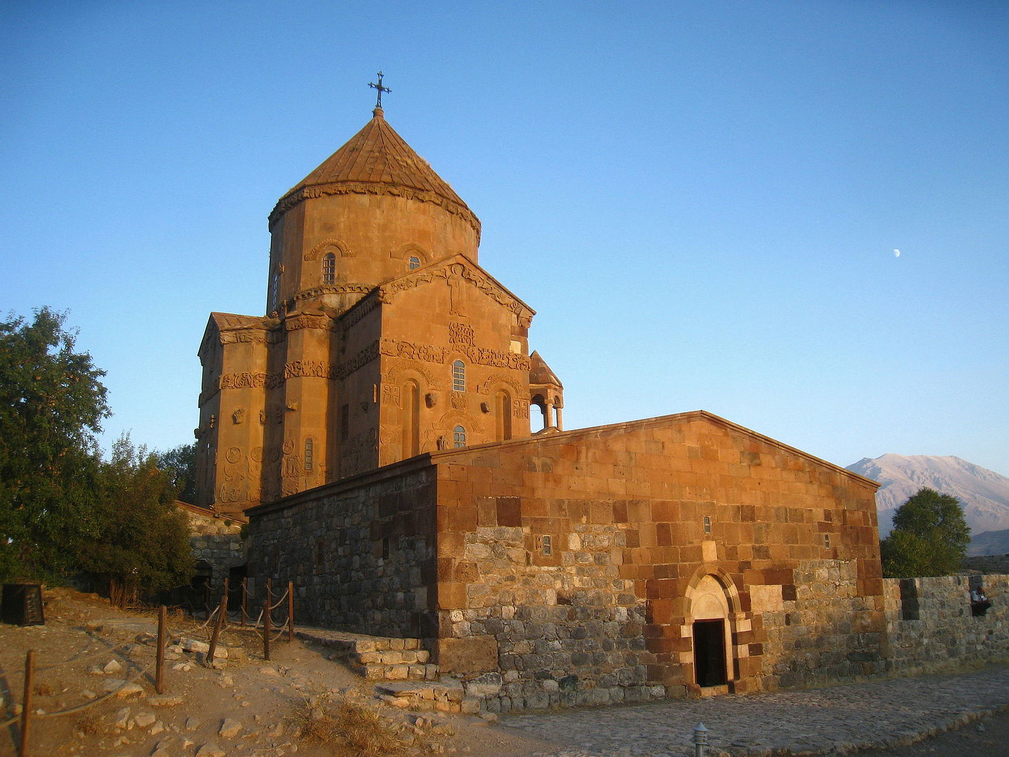 Церковь Святого Креста на острове Ахтамар. Турция террасы природа скалы