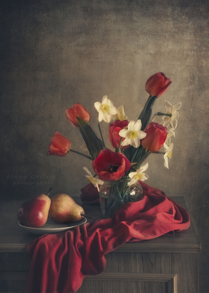 Натюрморт с красными грушами Цветы тюльпаны букет груши красный