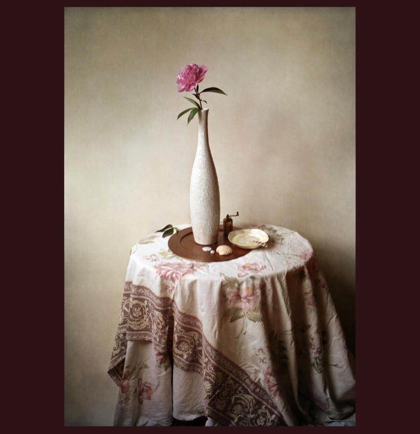 Пион на медном подносе натюрморт с пионом длинная ваза цветок в длинной вазе бутылка