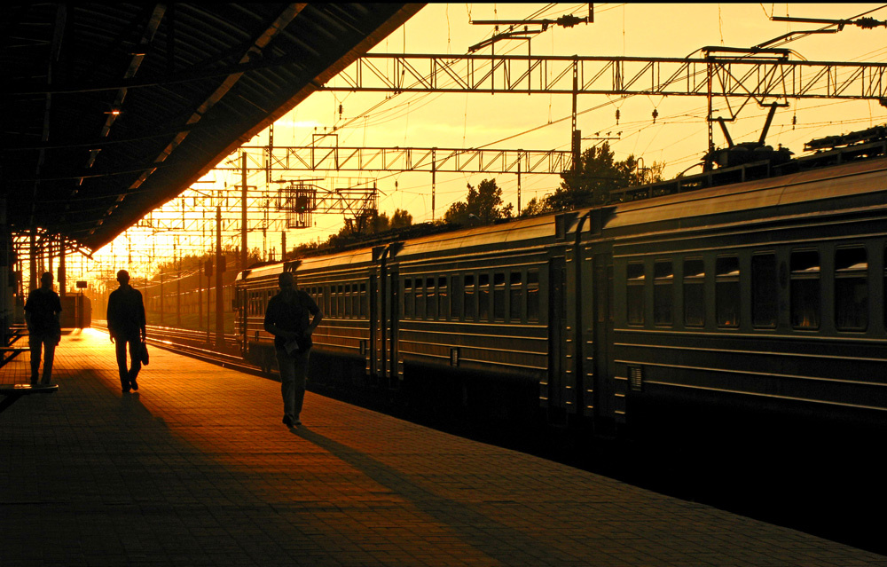 ЖД вокзал Кострома перрон. Поезд на перроне. Ночной перрон вокзала. Вокзал перрон поезд.