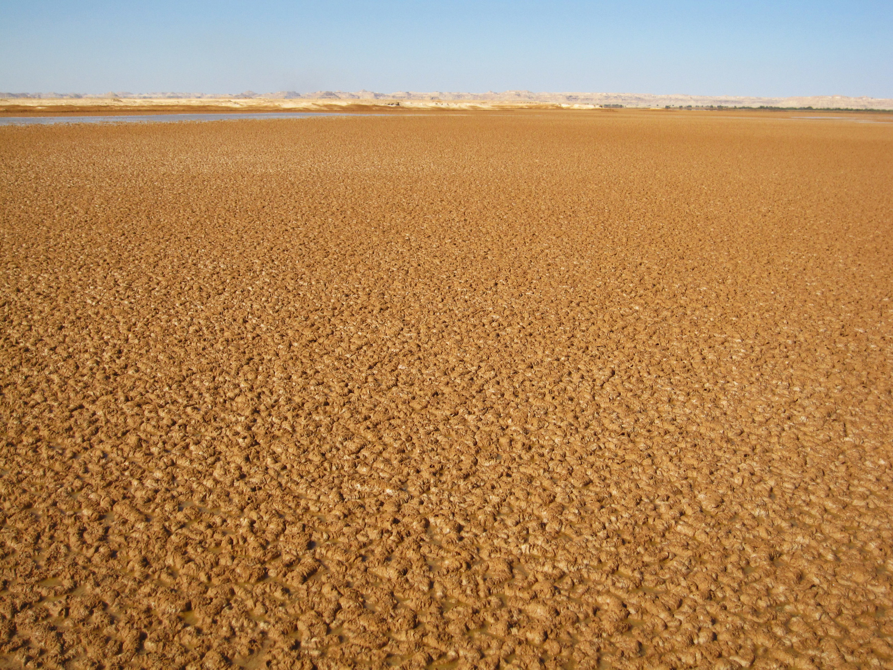 Пересыхающее озеро Биркет Зейтун. Египет пейзаж скалы море