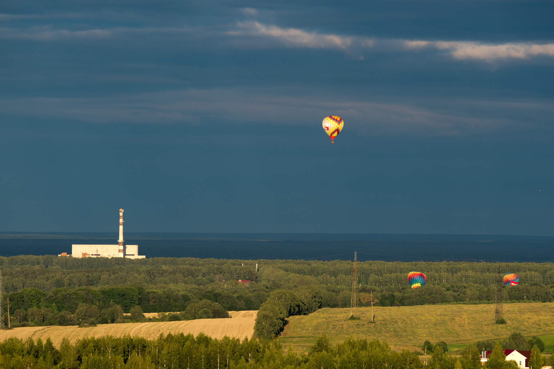 Воздушные шары на фоне атомной станции 