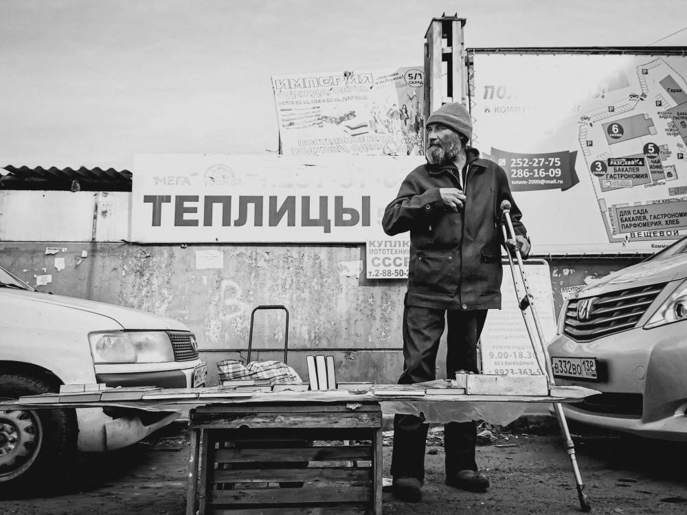 Из серии «Уличная экзистенция» стрит фото улица люди фотограф наблюдения экзистенция Россия город 2020 рынок мужчина инвалид книги продавец торговля прилавок бедность общество