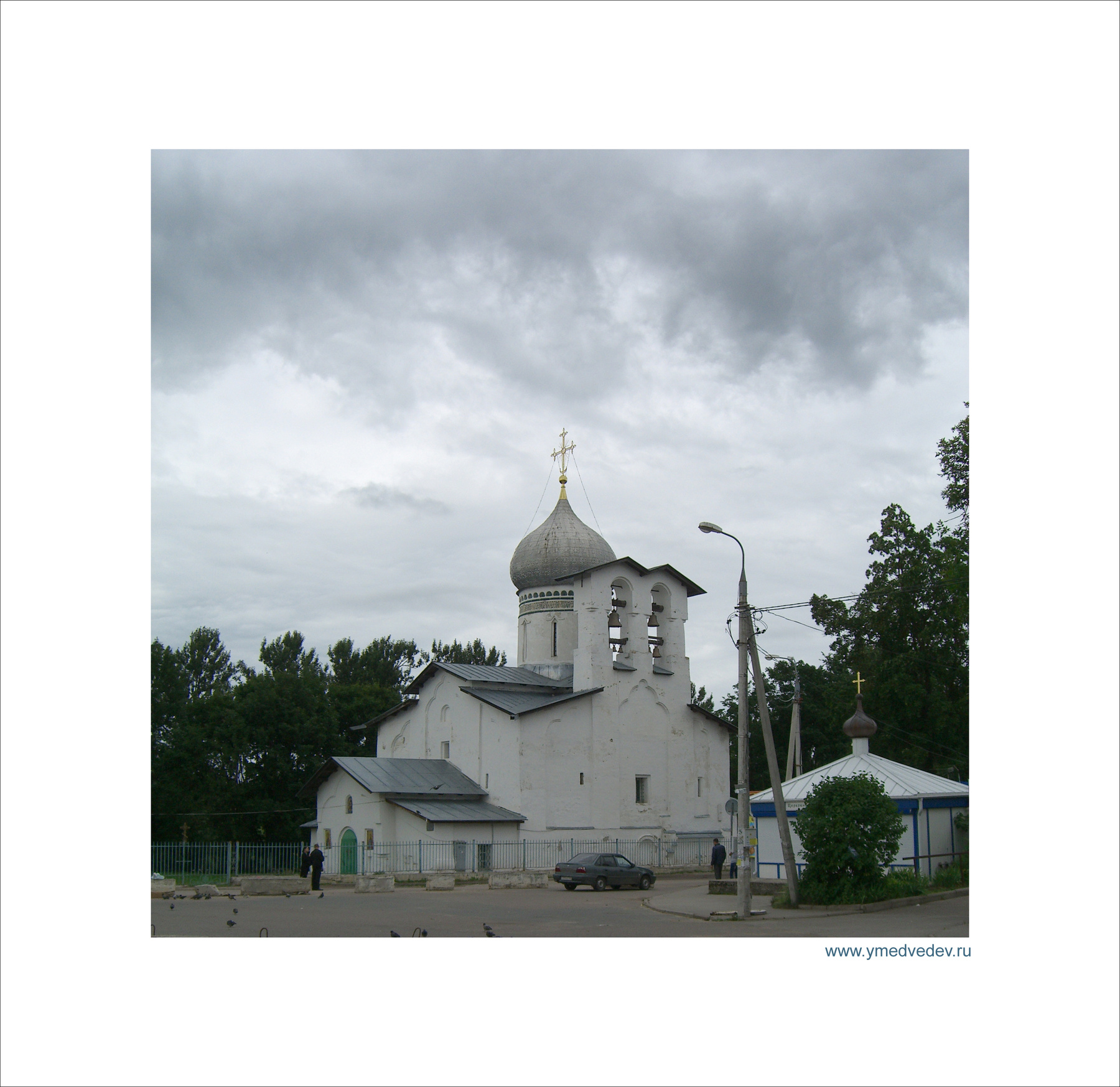 Тучи над псковской церквушкой 