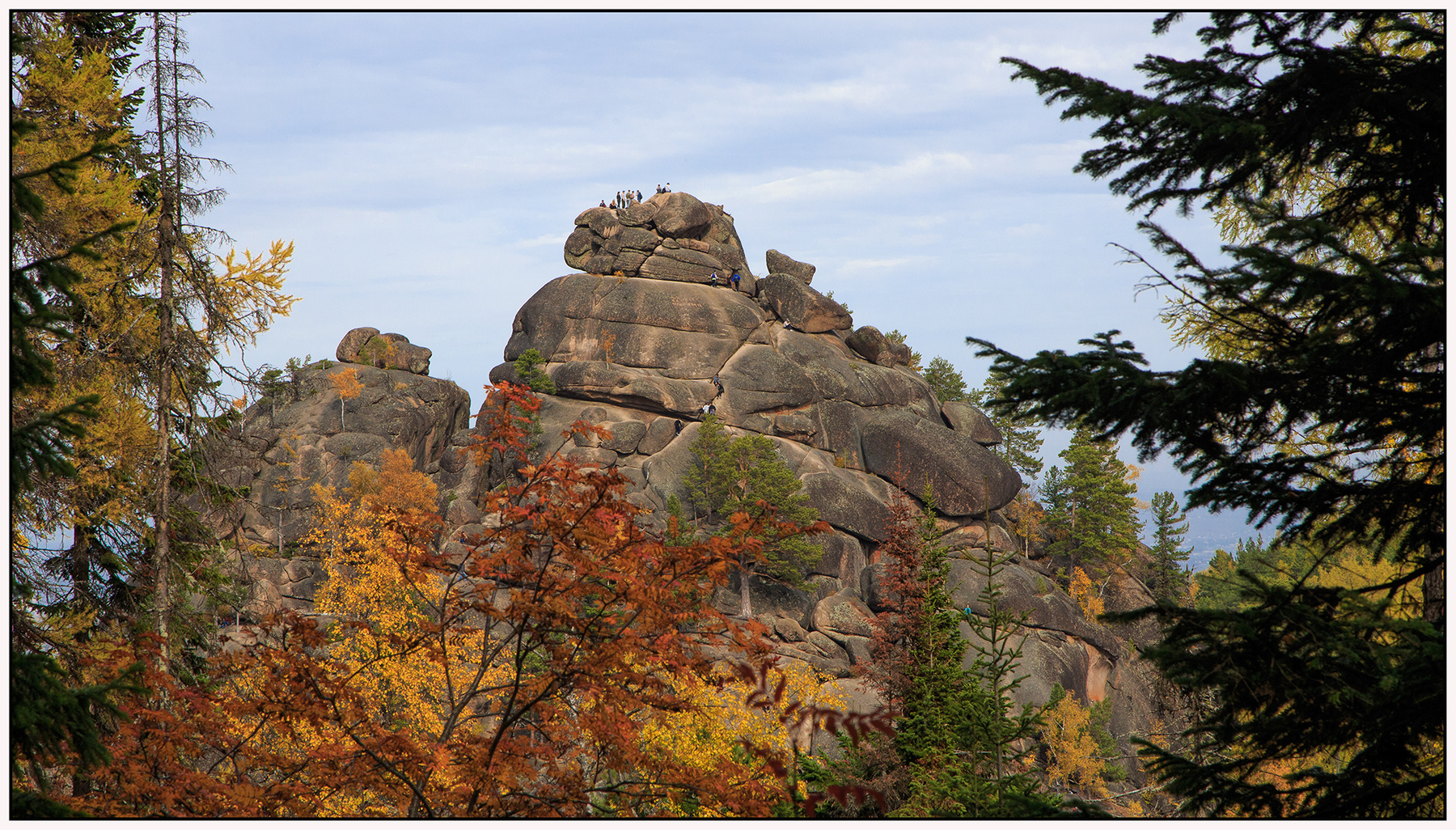 Осенние краски скал Скалы небо лес