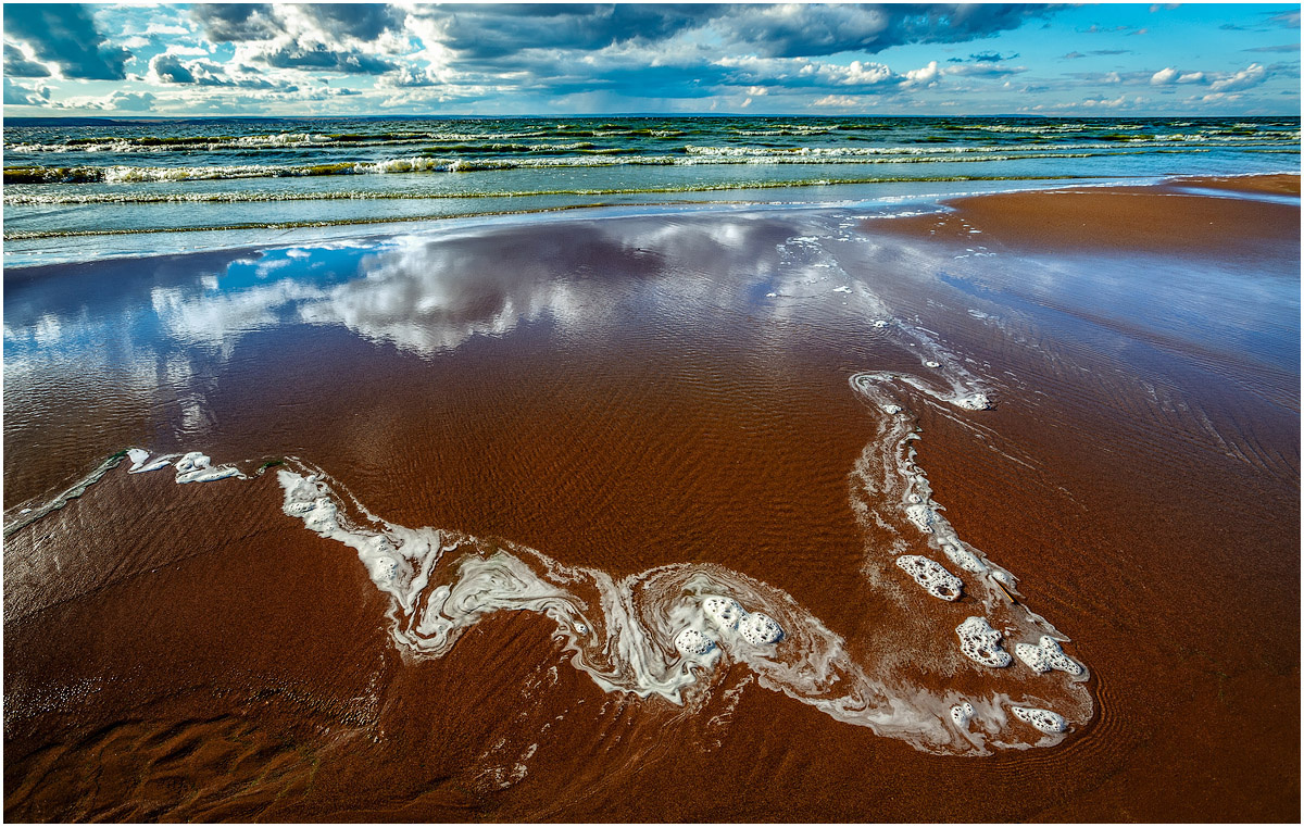 На берегу песок волна