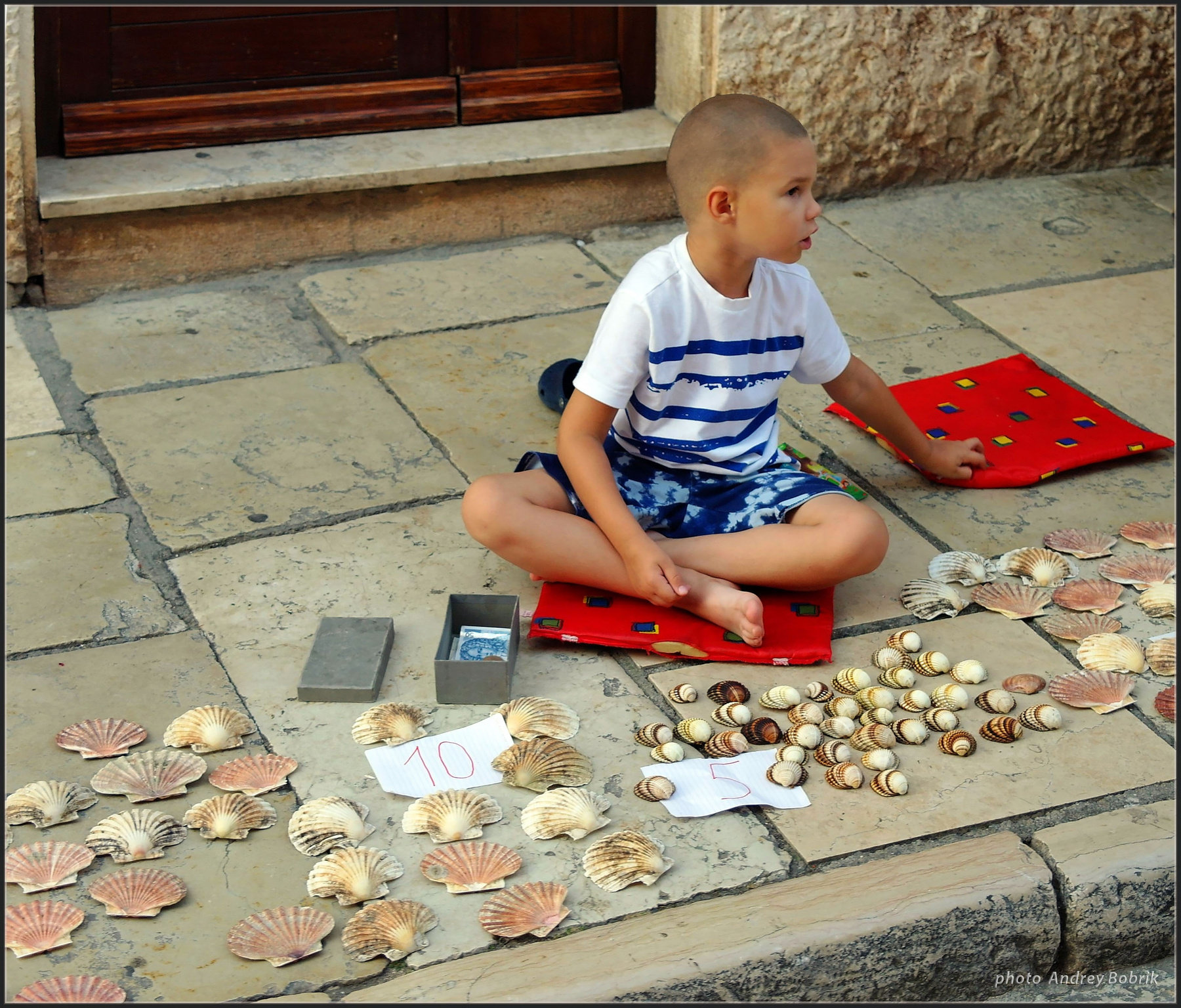 "Купите ракушки!" Хорватия Ровинь улица мальчик ракушки