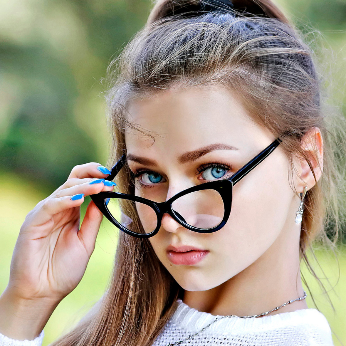 Портрет девушки в очках-"кошках" очки кошачийглаз