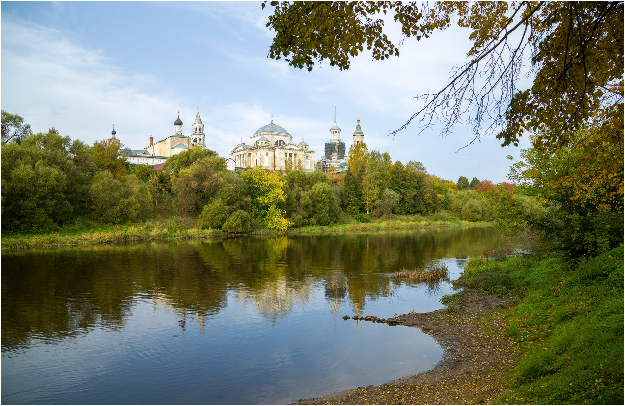 С видом на Борисоглебский мужской монастырь Торжок река монастырь