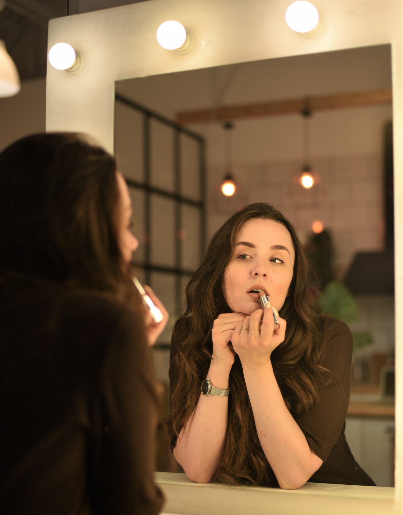 В отражении отражение в зеркале помада зеркало портрет девушки с подсветкой