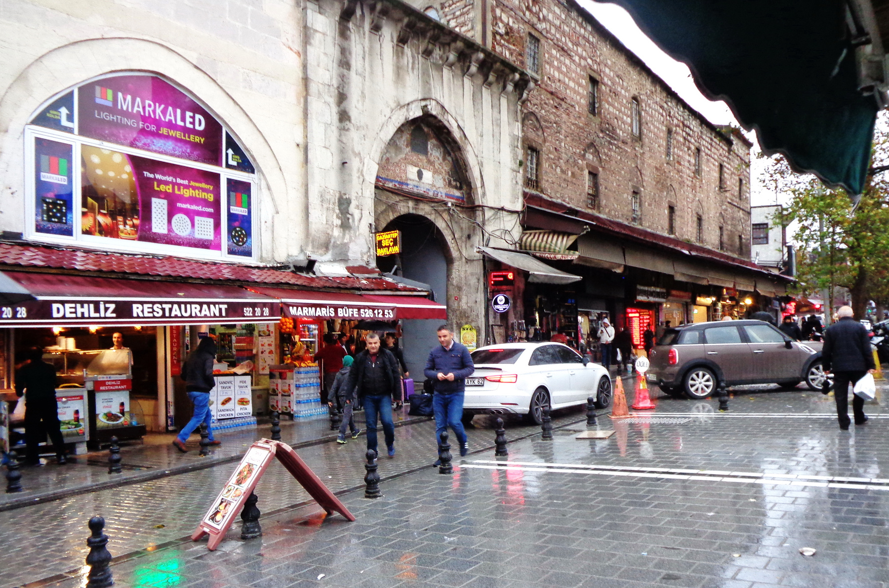 Старые здания - новое время. путешествие Турция Стамбул старый город новая жизнь