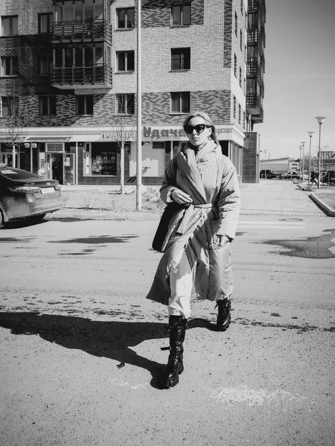 Из серии «Уличная экзистенция» Россия 2021 стрит фото улица люди фотограф наблюдения экзистенция город дом урбанистика пешеход женщина пальто мода стиль тень